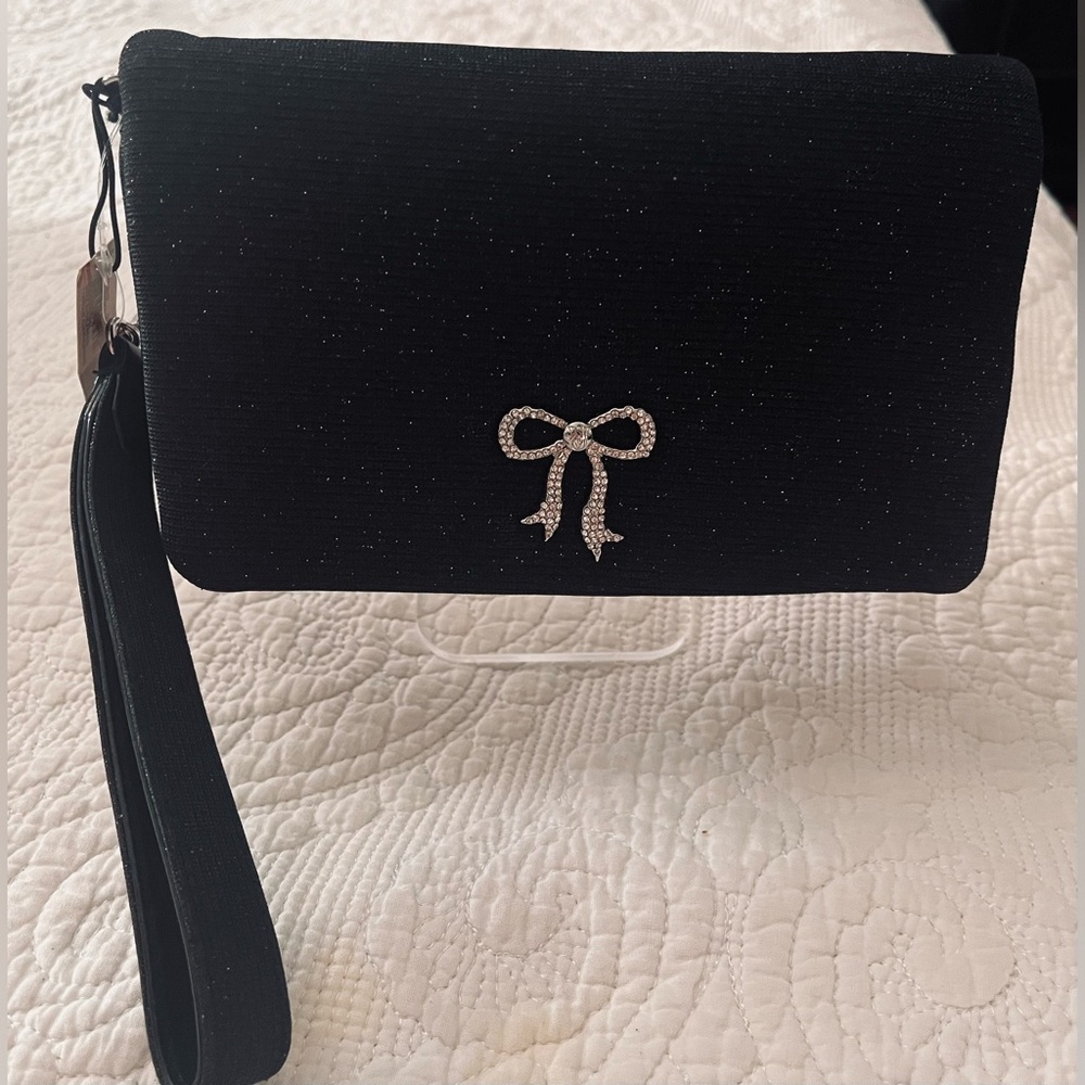 NWT VICTORIA’S SECRET CLUTCH WRISTLET
SPARKLY BLACK WITH BLING BOW
